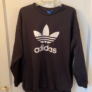 Classic Adidas crewneck with pockets
